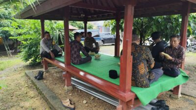 Kapolsek Gerung Dorong Kolaborasi untuk Kemandirian Pangan di Desa Giri Tembesi