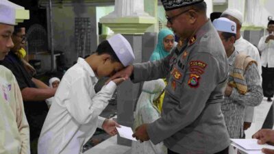 Berkah Nisfu Sya'ban, Propam Polres Lombok Barat Santuni Anak Yatim di Masjid Alittihad