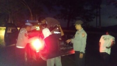 Patroli KRYD Polsek Lembar, Bantu Remaja Mogok Motor di Tanjakan Grepek