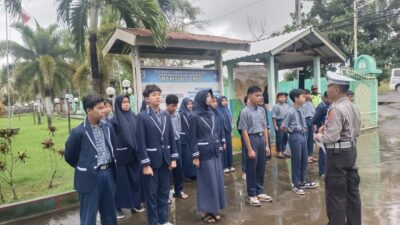 Polres Lobar Tanamkan Keselamatan Lalu Lintas Sejak Dini di SMPN 1 Lembar