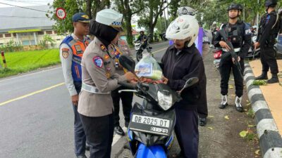 Unik! Operasi Keselamatan Rinjani 2025 Beri Reward Sayuran ke Pengendara Tertib