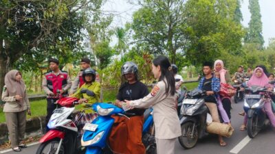 Sinergi Polri dan Masyarakat, Polres Lombok Barat Bagikan Takjil