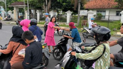 Di Balik Pembagian Takjil Polsek Kediri, Pesan Mendalam Ini Terungkap