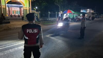 Aman dan Khusyuk! Polisi Kawal Sholat Tarawih di Sekotong
