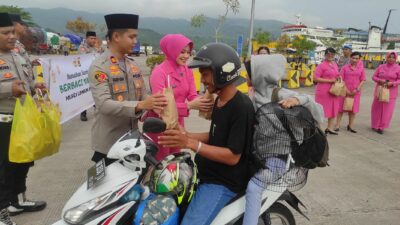 Ramadan Penuh Berkah, Polsek Lembar Bagi Takjil ke Penumpang