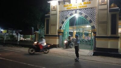 Jamin Kenyamanan Jamaah, Polsek Sekotong Kawal Tarawih Hingga Usai