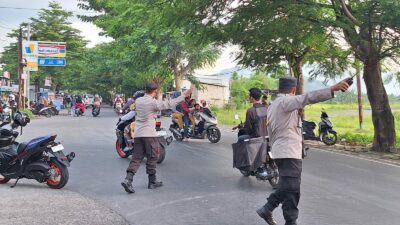 Ngabuburit Aman! Polsek Gerung Atur Lalu Lintas dan Cegah Balap Liar