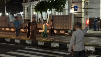 Aman dan Khusyuk! Polsek Kediri Kawal Ibadah Shalat Subuh