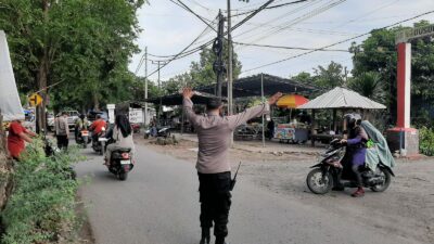 Ngabuburit Lancar! Polisi Atur Lalu Lintas di Labuapi
