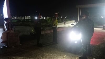 GERUNG, Lombok Barat – Jajaran Kepolisian Resor (Polres) Lombok Barat terus meningkatkan kegiatan patroli malam dalam rangka Operasi Ketupat Rinjani 2025. Langkah ini diambil sebagai upaya preventif untuk mengantisipasi terjadinya balap liar dan potensi gangguan keamanan dan ketertiban masyarakat (kamtibmas) lainnya, terutama di jalur-jalur rawan seperti area Bypass Gerung. Kegiatan patroli intensif ini salah satunya dilaksanakan oleh personel Pos Pengamanan (Pos Pam) Giri Menang Square (GMS) Gerung. Menurut Kepala Pos Pam GMS Gerung, Ipda I Wayan Rudi Hariadi, S.H., kegiatan pengamanan jalur dan patroli rutin dilaksanakan untuk memastikan situasi tetap kondusif selama pelaksanaan Operasi Ketupat Rinjani. "Kami dari Pos Pam GMS Gerung secara rutin melaksanakan patroli, terutama pada malam hari, di sepanjang jalur Bypass 1 dan 2 Gerung," ujar Ipda I Wayan Rudi Hariadi, S.H., saat ditemui di Pos Pam GMS Gerung, Rabu (26/3/2025) malam. "Tujuan utama dari patroli ini adalah untuk mencegah terjadinya aksi balap liar yang sangat meresahkan masyarakat dan juga untuk mengantisipasi potensi tindak kriminalitas atau kejadian menonjol lainnya." Patroli Malam Antisipasi Balap Liar di Bypass Gerung Lebih lanjut, Ipda I Wayan Rudi Hariadi menjelaskan bahwa pada Rabu malam, 26 Maret 2025, sekitar pukul 23.00 WITA hingga selesai, tim patroli dari Pos Pam GMS Gerung yang dipimpin oleh Komandan Regu (Danru) II, Ipda Dodik Hendra, bersama anggota jaga melaksanakan kegiatan patroli di seputaran wilayah pos pam. Sasaran utama dari kegiatan ini adalah jalur Bypass 1 dan 2 Gerung yang memang kerap kali menjadi lokasi favorit bagi para pelaku balap liar. "Tim patroli kami bergerak secara mobile di sepanjang jalur bypass. Selain melakukan pemantauan, kami juga memberikan imbauan kepada para pemuda yang masih berkumpul di pinggir jalan agar tidak melakukan kegiatan yang melanggar hukum, seperti balap liar," terang Ipda I Wayan Rudi Hariadi. "Kami menekankan kepada mereka tentang bahaya balap liar, baik bagi diri sendiri maupun bagi pengguna jalan lainnya." Himbauan Kepada Masyarakat untuk Mendukung Operasi Ketupat Ipda I Wayan Rudi Hariadi juga mengimbau kepada seluruh masyarakat Lombok Barat, khususnya yang berada di wilayah Gerung, untuk turut serta menjaga keamanan dan ketertiban selama pelaksanaan Operasi Ketupat Rinjani 2025. Ia berharap masyarakat dapat memberikan informasi kepada pihak kepolisian jika melihat atau mengetahui adanya potensi gangguan kamtibmas, termasuk aktivitas balap liar. "Kami sangat mengharapkan partisipasi aktif dari masyarakat. Jika ada informasi terkait balap liar atau hal-hal mencurigakan lainnya, jangan ragu untuk menghubungi kami atau kantor polisi terdekat," kata Ipda I Wayan Rudi Hariadi. "Kerja sama antara polisi dan masyarakat sangat penting untuk menciptakan situasi yang aman dan nyaman bagi kita semua, terutama menjelang dan selama Hari Raya Idul Fitri nanti." Situasi Terpantau Aman dan Kondusif Hingga laporan ini diturunkan, Ipda I Wayan Rudi Hariadi memastikan bahwa situasi di wilayah hukum Pos Pam GMS Gerung terpantau aman dan kondusif. Kegiatan patroli akan terus ditingkatkan secara berkala untuk memberikan rasa aman kepada masyarakat dan mencegah terjadinya gangguan kamtibmas. "Alhamdulillah, situasi malam ini aman dan kondusif. Kami akan terus melakukan pemantauan dan patroli secara intensif. Perkembangan kegiatan hari ini akan kami laporkan kembali kepada pimpinan," pungkas Ipda I Wayan Rudi Hariadi. Operasi Ketupat Rinjani 2025 merupakan operasi kepolisian terpusat yang dilaksanakan dalam rangka pengamanan Hari Raya Idul Fitri 1446 Hijriah. Polres Lombok Barat turut serta dalam operasi ini dengan menggelar berbagai kegiatan, mulai dari pengamanan arus mudik dan balik, pengamanan tempat-tempat ibadah dan wisata, hingga pencegahan tindak kriminalitas dan gangguan kamtibmas lainnya. Dengan adanya kegiatan patroli rutin seperti yang dilaksanakan oleh Pos Pam GMS Gerung, diharapkan masyarakat dapat merayakan Hari Raya Idul Fitri dengan aman dan nyaman.