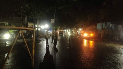 Polisi Labuapi Atur Lalu Lintas, Tarawih Berlangsung Aman