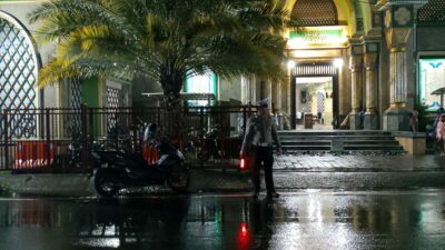 Polisi Siaga Saat Tarawih, Ramadan di Lombok Barat Makin Kondusif