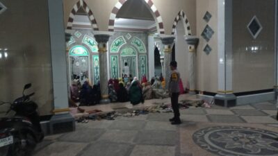 Ramadhan Aman! Polsek Labuapi Jaga Tarawih di Masjid Karang Bangket