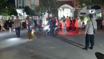 Polsek Labuapi Atur Lalu Lintas, Ibadah Ramadan Makin Nyaman
