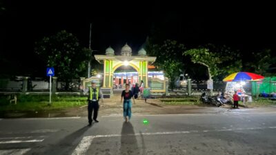 Polsek Sekotong Kawal Tarawih, Ibadah Makin Khusyuk!