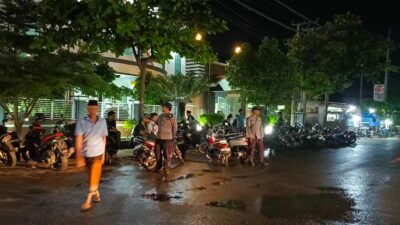 Polisi Siaga! Pengamanan Tarawih di Labuapi Berjalan Lancar