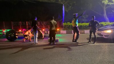 Sigap! Polisi Lombok Barat Bantu Pengendara Truk Pecah Ban Saat Patroli