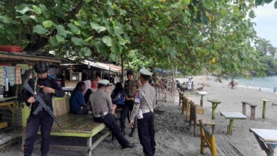 Patroli Ops Ketupat Rinjani 2025, Polisi Jaga Wisatawan di Pantai Lombok Barat