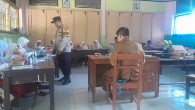 Polsek Gerung Jamin Keamanan Penyaluran Makan Bergizi Gratis di Dua Sekolah Dasan Tapen