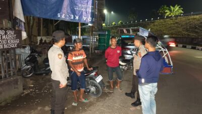 Polsek Kediri Intensifkan Patroli Malam, Sampaikan Himbauan Kamtibmas Langsung ke Warga Lelede