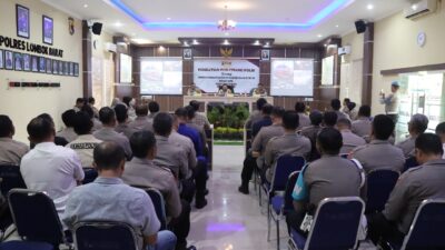 Lombok Barat, NTB – Tim dari Pusat Penelitian dan Pengembangan (Puslitbang) Kepolisian Republik Indonesia (Polri) menggelar penelitian penting di Polda Nusa Tenggara Barat (NTB) pada hari Selasa (29/4/2025). Kegiatan yang berfokus pada peningkatan profesionalitas anggota Polri serta mitigasi potensi pelanggaran etik ini dilaksanakan di Mapolres Lombok Barat. Melibatkan personel dari Polres Lombok Barat dan Polres Lombok Utara. Kegiatan ini dihadiri oleh sejumlah pejabat utama dari kedua Polres serta perwakilan anggota. Ketua Tim Puslitbang Polri, Kombes Pol A. Widihandoko, S.H., M.H., memimpin langsung jalannya penelitian. Turut hadir Wakapolres Lombok Barat, Kompol Kadek Metria, S.Sos., S.H., M.H., dan Wakapolres Lombok Utara, Kompol Adhika Ginanjar W., S.E., M.Si., beserta tim dari Puslitbang Polri. Sambutan Hangat dan Harapan Peningkatan Kualitas SDM Mengawali kegiatan, Kapolres Lombok Barat, Polda NTB, AKBP Yasmara Harahap, S.I.K., melalui Wakapolres Lombok Barat, Kompol Kadek Metria, menyoroti jumlah personel di wilayah hukumnya. "Kami berharap dengan adanya penelitian ini, akan ada masukan yang konstruktif bagi pimpinan dalam mengambil kebijakan terkait peningkatan profesionalitas dan pengembangan personel," ujar Kompol Kadek Metria dalam sambutannya. Mitigasi Etik Ketua Tim Puslitbang Polri, Kombes Pol A. Widihandoko, dalam paparannya menyampaikan latar belakang dilaksanakannya penelitian ini. Menyoroti maraknya pelanggaran kode etik yang dilakukan oleh oknum anggota Polri, yang berdampak signifikan terhadap citra institusi di mata masyarakat. "Pelanggaran etik ini menjadi landasan bagi kami untuk melaksanakan kegiatan mitigasi etik. Tujuannya adalah untuk mengidentifikasi akar permasalahan, mengurangi risiko terjadinya pelanggaran di masa depan, serta meningkatkan profesionalisme seluruh anggota Polri," tegas Kombes Pol A. Widihandoko. Menambahkan bahwa hasil dari penelitian ini akan menjadi bahan masukan penting bagi pimpinan Polri dalam merumuskan langkah-langkah kebijakan yang lebih efektif. Diskusi Mendalam dan Pengumpulan Data Setelah sesi paparan, kegiatan dilanjutkan dengan sesi Focus Group Discussion (FGD) dan wawancara yang dipandu oleh AKBP Ade Chadidjah, S.Sos., dan Konsultan dari Badan Riset dan Inovasi Nasional (BRIN), Dini Dwi Kusumaningrum, S.Sos., M.Si. Sesi ini bertujuan untuk menggali perspektif dan pengalaman langsung dari para personel terkait profesionalitas dan tantangan etika yang mereka hadapi dalam bertugas. Selain itu, para Pejabat Utama (PJU) dari Polres Lombok Barat dan Lombok Utara serta perwakilan personel juga mengisi kuesioner yang telah disiapkan oleh tim Puslitbang Polri. Pengumpulan data melalui FGD, wawancara, dan kuesioner ini diharapkan dapat memberikan gambaran yang komprehensif mengenai kondisi profesionalitas dan potensi risiko etik di lingkungan Polda NTB, khususnya di wilayah Lombok Barat dan Lombok Utara. Kegiatan penelitian ini diakhiri dengan sesi penutup dan foto bersama sebagai bentuk dokumentasi. Langkah selanjutnya adalah Tim Puslitbang Polri akan menganalisis data yang terkumpul untuk kemudian merumuskan rekomendasi yang akan disampaikan kepada pimpinan Polri. Diharapkan, hasil penelitian ini dapat menjadi landasan penting dalam upaya berkelanjutan untuk meningkatkan profesionalitas dan integritas seluruh anggota Polri. Serta meminimalisir terjadinya pelanggaran etik demi terwujudnya Polri yang semakin dipercaya dan dicintai masyarakat.