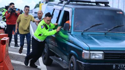 mendorong mobil mogok