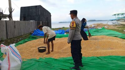Bhabinkamtibmas Sekotong Barat Aktif Jaga Ketahanan Pangan dan Sampaikan Pesan Kamtibmas
