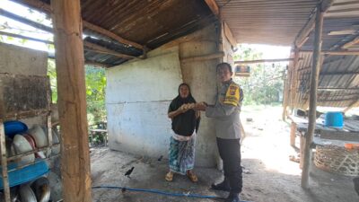 Bhabinkamtibmas Sekotong Giatkan Bantuan Sosial ke Warga Rentan