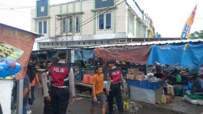 Polres Lombok Barat Kenalkan KEMOS dalam Patroli Pasar Kediri