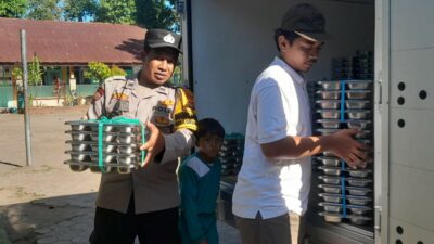 Polsek Gerung Kawal Pembagian Makan Bergizi Gratis untuk Ratusan Siswa SD di Dasan Tapen