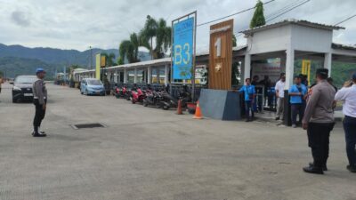 Lombok Barat, NTB - Kepolisian Sektor (Polsek) Kawasan Pelabuhan Lembar, di bawah naungan Polres Lombok Barat, Polda NTB, terus meningkatkan langkah-langkah pengamanan di area pelabuhan. Hal ini dilakukan sebagai upaya preventif untuk mengantisipasi potensi tindak premanisme dan praktik percaloan yang dapat meresahkan para pengguna jasa penyeberangan. Terutama menjelang akhir pekan yang biasanya mengalami peningkatan volume penumpang. Kegiatan pengamanan intensif ini terlihat pada Jumat (9/5/2025) sekitar pukul 10.00 WITA di Dermaga 1 PT. ASDP Lembar. Personel Polsek Kawasan Pelabuhan Lembar tampak bahu-membahu dengan pihak Otoritas Pelabuhan Lembar dalam mengawasi proses pemuatan kendaraan ke atas Kapal. Salah satunya Kapal Motor Penumpang (KMP) RHAMA GIRI NUSA yang melayani rute penyeberangan Lembar menuju Padangbai, Bali. Kapolres Lombok Barat, Polda NTB, AKBP Yasmara Harahap, S.I.K., melalui Kapolsek Kawasan Pelabuhan Lembar, Ipda Imran, menyampaikan bahwa pengamanan ini merupakan bagian dari komitmen Polri. Untuk memberikan rasa aman dan nyaman kepada masyarakat, khususnya para pengguna jasa transportasi laut. Pengecekan Ketat dan Imbauan Proaktif Dalam kegiatan pengamanan tersebut, petugas tidak hanya fokus pada kelancaran proses embarkasi. Mereka juga melakukan pengecekan terhadap surat-surat kendaraan yang akan menyeberang. Lebih dari itu, imbauan proaktif juga disampaikan kepada para sopir dan penumpang terkait potensi gangguan keamanan. "Kami secara aktif mengimbau kepada seluruh pengguna jasa penyeberangan untuk segera melaporkan kepada petugas apabila menemukan atau mencurigai adanya praktik premanisme maupun aksi percaloan di sekitar area pelabuhan," tegas Ipda Imran di sela-sela kegiatan pengamanan. Edukasi Penumpang untuk Keamanan dan Ketertiban Selain mengantisipasi tindakan kriminal, personel Polsek Lembar juga memberikan himbauan kepada para penumpang kapal. Mereka mengingatkan agar selalu menjaga barang bawaan masing-masing dan mengikuti antrian sesuai dengan tiket yang dimiliki. Kepatuhan terhadap peraturan di atas kapal juga menjadi fokus utama dalam edukasi yang disampaikan. "Kami harapkan para penumpang dapat bekerja sama dengan petugas dan mematuhi semua aturan yang berlaku demi kelancaran dan keamanan perjalanan," ujar Ipda Imran. "Dengan kesadaran dan partisipasi aktif dari masyarakat, kita dapat menciptakan lingkungan pelabuhan yang kondusif dan terbebas dari gangguan." Komitmen Polsek Kawasan Pelabuhan Lembar untuk Pelayanan Terbaik Langkah-langkah pengamanan yang dilakukan oleh Polsek Kawasan Pelabuhan Lembar ini menunjukkan keseriusan pihak kepolisian dalam memberikan pelayanan terbaik kepada masyarakat. Kehadiran polisi di tengah-tengah aktivitas pelabuhan diharapkan dapat memberikan efek jera bagi pelaku tindak kejahatan sekaligus memberikan rasa aman bagi para pengguna jasa penyeberangan.