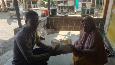 Polri Hadir di Tengah Masyarakat: Polsek Lembar Bagikan Paket Nutrisi Mantap