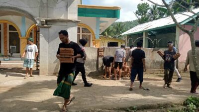 Polri Dekat Masyarakat: Polsek Sekotong Adakan Aksi Sosial di Taman Sejati