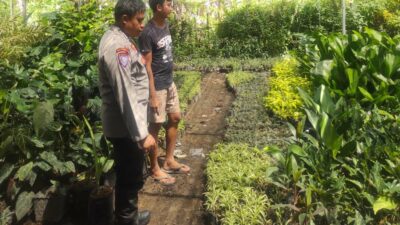 Bhabinkamtibmas Banyumulek Edukasi Warga Soal Kebun Pekarangan
