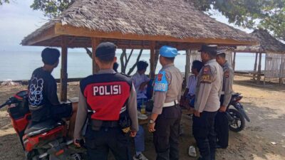 Lombok Barat, NTB – Kepolisian Sektor Sekotong, Polres Lombok Barat, Polda NTB, terus menunjukkan komitmennya dalam menjaga stabilitas keamanan dan ketertiban masyarakat (kamtibmas). Upaya ini diwujudkan melalui giat patroli rutin yang menyasar obyek vital dan obyek wisata, salah satunya Pantai Kemos di Desa Sekotong Barat. Kegiatan ini bertujuan utama untuk mengantisipasi tindak kriminalitas 3C (Curas, Curat, Curanmor) serta berbagai potensi gangguan kamtibmas lainnya. Patroli Rutin Demi Rasa Aman Pengunjung dan Pengelola Wisata Pada Senin, 2 Juni 2025, sekitar pukul 12.30 WITA hingga selesai, Personel Polsek Sekotong melaksanakan patroli intensif di Pantai Kemos yang menjadi salah satu destinasi favorit di wilayah Sekotong menjadi fokus utama kegiatan ini, Senin (2/6/2025). Kapolres Lombok Barat, Polda NTB, AKBP Yasmara Harahap, S.I.K., melalui Kapolsek Sekotong Iptu I Ketut Suriarta, S.H., M.I.Kom., menegaskan bahwa selain pengawasan terhadap potensi tindak kejahatan, patroli juga difokuskan untuk memberikan rasa aman dan nyaman bagi masyarakat serta para pengelola obyek wisata. "Kami secara rutin melaksanakan patroli di obyek vital dan obyek wisata. Ini adalah bentuk kehadiran polisi di tengah masyarakat, memastikan bahwa mereka dapat beraktivitas dengan tenang dan aman," ujar Iptu I Ketut Suriarta, S.H., M.I.Kom., saat ditemui secara terpisah. Kapolsek menambahkan bahwa kegiatan ini bukan hanya sekadar patroli fisik, tetapi juga sebagai sarana komunikasi dua arah antara kepolisian dan masyarakat. Edukasi dan Himbauan untuk Kewaspadaan Bersama Dalam pelaksanaannya, personel Polsek Sekotong tidak hanya melakukan pengawasan, tetapi juga aktif memberikan himbauan kepada masyarakat dan pengelola obyek wisata Pantai Kemos. Himbauan tersebut mencakup pentingnya untuk selalu waspada terhadap lingkungan sekitar dan mewaspadai perubahan cuaca ekstrem yang dapat terjadi kapan saja. Hal ini mengingat wilayah Sekotong yang juga rentan terhadap dampak cuaca tak menentu, khususnya bagi aktivitas di area pantai. "Kami mengingatkan kepada seluruh masyarakat, khususnya pengelola dan pengunjung Pantai Kemos, untuk selalu meningkatkan kewaspadaan. Perhatikan barang bawaan, dan jangan ragu untuk melapor jika melihat hal-hal yang mencurigakan," jelasnya. Selain itu, kolaborasi dan sinergi dengan aparat kepolisian juga terus digalakkan guna menciptakan sitkamtibmas yang benar-benar kondusif. "Keamanan adalah tanggung jawab kita bersama," tegasnya. Respon Positif dari Masyarakat Kehadiran personel kepolisian di lokasi obyek wisata Pantai Kemos secara langsung dirasakan manfaatnya oleh masyarakat. Banyak yang menyambut baik kegiatan patroli ini karena dapat memberikan rasa aman dan nyaman, terutama di tengah potensi keramaian dan peningkatan aktivitas wisata. "Kami sangat senang dengan adanya patroli dari polisi. Rasanya lebih tenang kalau ada bapak-bapak polisi yang berpatroli di sini, apalagi ini kan tempat wisata, jadi bisa mencegah hal-hal yang tidak diinginkan," ungkap salah seorang pengelola warung di Pantai Kemos yang enggan disebutkan namanya. Respon positif ini menjadi indikasi keberhasilan Polsek Sekotong dalam membangun kepercayaan dan kemitraan dengan masyarakat.