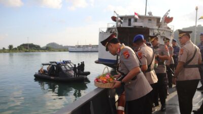 Semangat Bhayangkara Hidup di Laut Lembar: Upacara Tabur Bunga