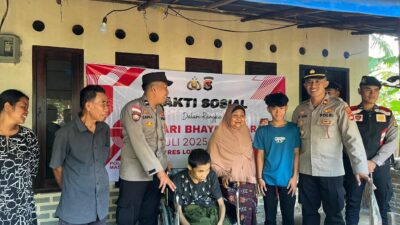 Lombok Barat, NTB – Dalam rangka menyambut Hari Bhayangkara ke-79 yang jatuh pada 1 Juli 2025, Polsek Sekotong, Polres Lombok Barat, Polda NTB, menggelar kegiatan bakti sosial di Dusun Bertong, Desa Cendimanik, Kecamatan Sekotong, Kabupaten Lombok Barat, pada Selasa (24/6/2025). A cara yang berlangsung mulai pukul 08.30 WITA ini menjadi wujud nyata kepedulian Polri terhadap masyarakat, khususnya mereka yang membutuhkan. Semangat Kebersamaan dalam Pengabdian Kegiatan bakti sosial ini dihadiri langsung oleh Kapolsek Sekotong IPTU I Ketut Suriarta, S.H., M.I.Kom., didampingi Kanit Binmas Polsek Sekotong AIPDA I Komang Sunantara, Ps. Kasium Polsek Sekotong AIPDA Amala, serta Bhabinkamtibmas Desa Cendimanik AIPDA Saepul Rahman. Sejumlah personel Polsek Sekotong turut hadir, berbaur dengan hangat bersama warga Dusun Bertong, Desa Cendimanik. Menurut IPTU I Ketut Suriarta, kegiatan ini adalah bagian dari komitmen Polri untuk selalu hadir di tengah masyarakat. "Bakti sosial ini merupakan bentuk pengabdian dan kepedulian kami dari Polsek Sekotong terhadap masyarakat, terutama bagi saudara-saudara kita penyandang disabilitas fisik, lumpuh, dan tunanetra," ujarnya. "Kami ingin mempererat hubungan antara Polri dan masyarakat, khususnya di Dusun Bertong ini." Bantuan Kursi Roda dan Sembako untuk Warga Disabilitas Fokus utama dari bakti sosial kali ini adalah memberikan dukungan kepada warga yang mengalami disabilitas. Dalam kesempatan tersebut, Polsek Sekotong menyerahkan bantuan berupa kursi roda dan sembako. Salah satu penerima bantuan adalah Saudara Hamdani, seorang remaja berusia 15 tahun, putra dari Bapak Mahyun dan Ibu Salmah, warga Dusun Bertong. Penyerahan bantuan ini diharapkan dapat meringankan beban dan meningkatkan kualitas hidup para penerima manfaat. Kursi roda yang diberikan akan mempermudah mobilitas Hamdani dalam beraktivitas sehari-hari, sementara bantuan sembako diharapkan dapat memenuhi kebutuhan dasar keluarga. Memupuk Sinergi dan Toleransi Menjelang Hari Bhayangkara ke-79 Kegiatan bakti sosial ini merupakan salah satu rangkaian penting dalam menyambut Hari Bhayangkara ke-79. Melalui kegiatan semacam ini, Polsek Sekotong tidak hanya menunjukkan komitmennya dalam menjaga keamanan dan ketertiban, tetapi juga dalam membangun sinergi yang kuat dengan masyarakat. Ini juga menjadi ajang untuk menumbuhkan nilai-nilai toleransi dan kepedulian, terutama terhadap mereka yang rentan dan membutuhkan uluran tangan. "Kami berharap kegiatan seperti ini dapat terus terlaksana dan memberikan dampak positif yang nyata bagi masyarakat," tambah IPTU I Ketut Suriarta. "Ini adalah wujud nyata bahwa Polri selalu ada untuk rakyat, siap melayani, mengayomi, dan melindungi." Kegiatan bakti sosial ini berjalan lancar, aman, dan tertib, berakhir pada pukul 10.15 WITA. Antusiasme warga dan kolaborasi antara Polri dengan masyarakat Dusun Bertong menjadi cerminan eratnya hubungan yang terjalin. Polsek Sekotong terus berkomitmen untuk memberikan pelayanan terbaik dan berkontribusi positif bagi kemajuan serta kesejahteraan masyarakat di wilayah Kecamatan Sekotong.