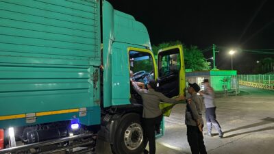 KMP Surya 777 Tiba di Lembar, Polisi Pastikan Proses Bongkaran Aman