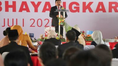 Lombok Barat, NTB – Kepolisian Republik Indonesia (Polri) merayakan ulang tahunnya yang ke-79 pada 1 Juli 2025. Di Lombok Barat, peringatan Hari Bhayangkara kali ini selain dengan menggelar upacara, juga ditandai dengan acara tasyakuran yang penuh makna. Menegaskan kembali komitmen Polri untuk terus meningkatkan kualitas pelayanan kepada masyarakat. Pada Selasa (1/7/2025), suasana di bencingah kantor Bupati Lombok Barat tampak semarak dengan kehadiran para pejabat dan tokoh masyarakat. Acara Tasyakuran Hari Bhayangkara ke-79 ini digelar di Jalan Soekarno-Hatta, Kelurahan Dasan Geres, Kecamatan Gerung, Kabupaten Lombok Barat, menjadi momentum penting. Untuk mempererat sinergitas antara Polri, TNI, pemerintah daerah, dan seluruh elemen masyarakat. Meningkatkan Pelayanan dan Memperkuat Sinergi Dalam sambutannya yang penuh semangat, Kapolres Lombok Barat, AKBP Yasmara Harahap, S.I.K., menyampaikan bahwa Hari Bhayangkara ke-79 mengusung tema ‘Polri untuk Masyarakat’. Menurutnya, tema ini bukan sekadar slogan, melainkan sebuah amanah untuk terus berbenah. "Dalam rangka Hari Bhayangkara ke-79 tahun 2025 dengan tema Polri Untuk Masyarakat, tentunya kita harus meningkatkan kualitas diri sebagai insan Bhayangkara. Untuk melaksanakan pelayanan maksimal kepada masyarakat," ujar AKBP Yasmara. Ia menekankan pentingnya introspeksi diri dan peningkatan kinerja untuk memberikan pelayanan terbaik. "Polri tegak berdiri dan berkomitmen untuk menjadi lebih modern dan terpercaya," tambahnya. Menurut Kapolres, semua upaya ini bertujuan utama untuk menjaga stabilitas keamanan dan ketertiban masyarakat (kamtibmas) di Provinsi NTB agar tetap kondusif. Ia juga menjelaskan bahwa rangkaian kegiatan dalam rangka Hari Bhayangkara di Polres Lombok Barat sudah dimulai sejak awal Juni. Dengan berbagai kegiatan yang menyentuh langsung masyarakat. AKBP Yasmara Harahap juga menyampaikan rasa terima kasihnya kepada semua pihak yang telah mendukung tugas-tugas Polri. "Terima kasih kepada Bapak Bupati yang telah mendukung tugas-tugas kamtibmas. Tidak mungkin kami berjalan sendiri tanpa dukungan dari Pemda dan seluruh elemen masyarakat," tegasnya. Kolaborasi Pemerintah dan Polri untuk Pelayanan Optimal Senada dengan Kapolres, Bupati Lombok Barat, H. Lalu Ahmad Zaini, S. Si., M.T., juga memberikan apresiasi setinggi-tingginya kepada jajaran kepolisian. Dalam pernyataannya, Bupati mengucapkan selamat Hari Bhayangkara dan menekankan pentingnya sinergi antara pemerintah daerah dan Polri. "Atas nama Pemerintah Kabupaten Lombok Barat, kami menyampaikan dirgahayu Kepolisian," kata Bupati Lalu Ahmad Zaini. "Sinergitas dan kolaborasi akan terus kita tingkatkan agar pelayanan kepada masyarakat akan terus dapat dioptimalkan,” imbuhnya. Pernyataan ini menunjukkan komitmen kuat dari pemerintah daerah untuk terus bekerja sama dengan Polri demi kesejahteraan dan keamanan masyarakat Lombok Barat. Momen Kebersamaan dan Apresiasi Setelah sambutan, acara dilanjutkan dengan momen simbolis pemotongan kue dan tumpeng. Kapolres Lombok Barat bersama Ibu Ketua Bhayangkari, Bupati Lombok Barat, perwakilan Dandim 1606, Wakil Bupati, Sekda, dan Ketua DPRD secara bersama-sama melakukan pemotongan tumpeng, melambangkan kebersamaan dan rasa syukur. Kemeriahan acara juga terasa saat pembacaan dan penyerahan hadiah bagi para pemenang lomba-lomba yang diselenggarakan dalam rangka memeriahkan Hari Bhayangkara ke-79. Berbagai lomba tersebut tidak hanya menjadi ajang silaturahmi, tetapi juga menunjukkan partisipasi aktif masyarakat dalam perayaan hari jadi korps Bhayangkara. Peringatan Hari Bhayangkara ke-79 ini menjadi momentum refleksi bagi seluruh jajaran Polres Lombok Barat untuk terus berbenah dan meningkatkan kualitas diri. Turut hadir pula dalam acara ini, Ketua Cabang Bhayangkari Lombok Barat, Ny. Citra Yasmara, bersama jajaran pengurus. Serta perwakilan dari Kodim 1606 Mataram, Letkol Inf. Abdul Haris S.H. M.H. Selain itu, hadir pula Wakil Bupati Lombok Barat, Hj. Nurul Adha, S.THI, Sekda Kabupaten Lombok Barat, H. Ilham S.Pd M.Pd., Ketua DPRD Kabupaten Lombok Barat, Lalu Ivan Indaryadi, serta perwakilan dari Pengadilan Negeri Mataram dan Kejaksaan Negeri Mataram. Kehadiran para pimpinan OPD, tokoh agama, tokoh masyarakat, dan tokoh adat menunjukkan soliditas dukungan terhadap tugas-tugas kepolisian.