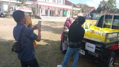 Beras Murah Bulog di Sekotong Stabilkan Harga, Warga Antusias