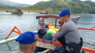 Polri Peduli, Polres Lombok Barat Gelar Gerakan Pangan Murah di Pesisir Lembar