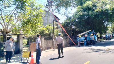 Polsek Lembar Amankan Pemangkasan Pohon di Dusun Batu Samban