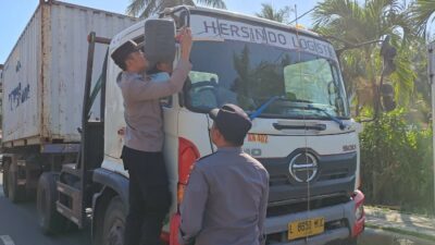 Polsek Pelabuhan Lembar Bagikan Bendera Merah Putih kepada Sopir Truk Sambut HUT RI ke-80