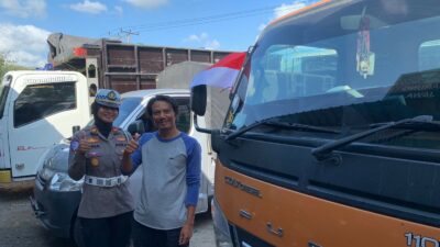 Tugu Tank Gerung Jadi Titik Patriotisme: Polantas Bagikan Bendera Merah Putih