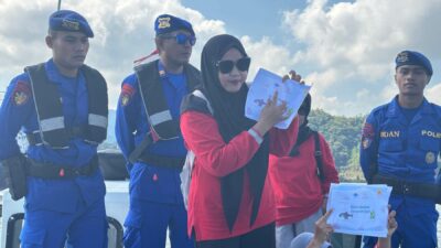 Kapal Patroli Polairud Jadi Klinik & Perpustakaan Terapung di Lembar