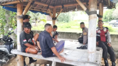 Empat Personel Polsek Sekotong Patroli Dialogis di Gunung Ketapang