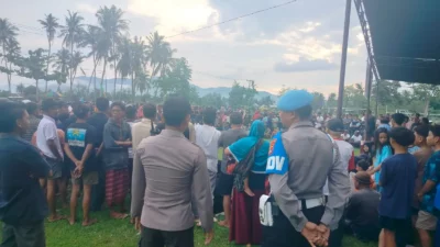 Sinergi Polri dan Warga Sukseskan Peresean HUT Desa Kuripan Timur