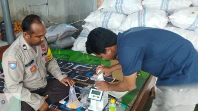Polri Dampingi Bulog Cek Mutu 3 Ton Jagung Petani di Gerung Lombok Barat